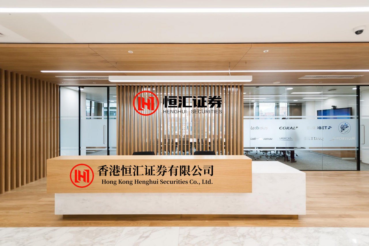 大陆配资网APP下载 《冬去春来》剧情解析：徐胜利入行遇坎坷 身边暗藏多方危机